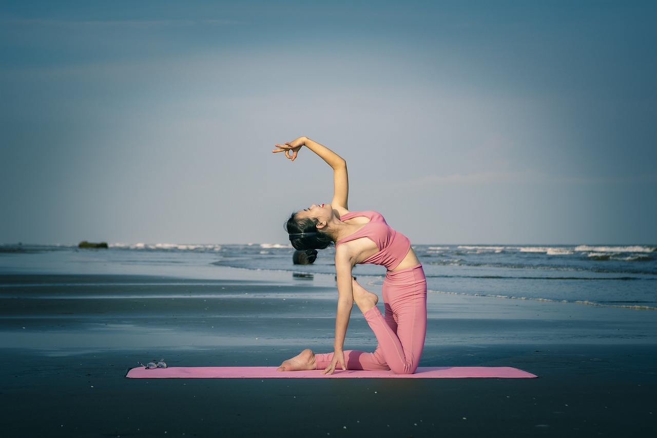 entdecken sie die welt des yoga: entspannen, stärken und inneren frieden finden. erleben sie verschiedene stile und techniken, die körper und geist harmonisieren.
